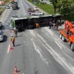 Horror-Crash auf Asian Road: Shuttlebus kippt um (Video)