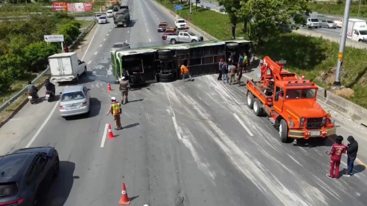 Horror-Crash auf Asian Road: Shuttlebus kippt um (Video)