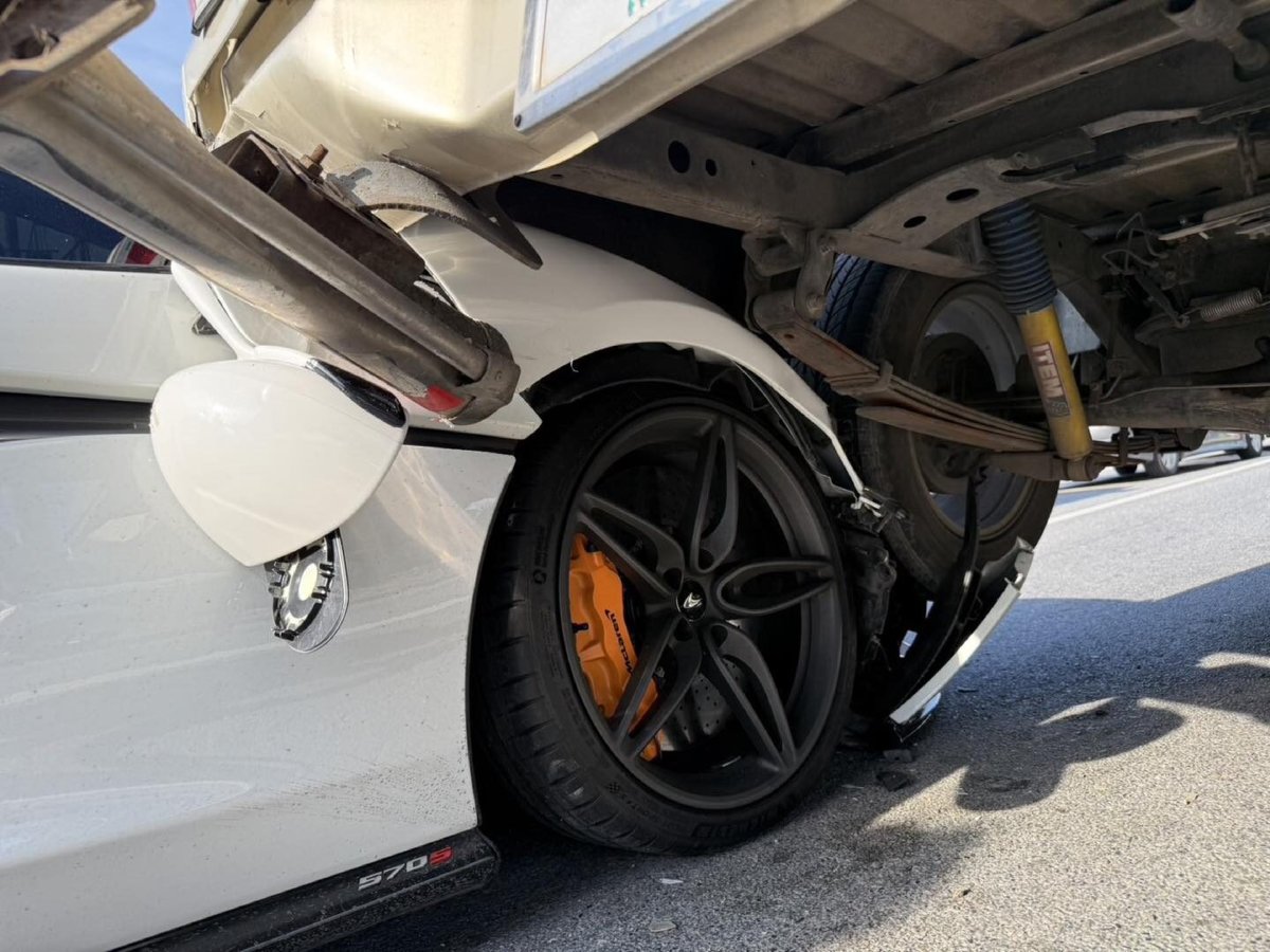 Mega-Crash in Bangkok: Luxus-Sportwagen rammen Pickup und Strommast