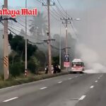 Panik bei Pattaya: Passagiere fliehen aus brennendem Minibus Panik bei Pattaya: Passagiere fliehen aus brennendem Minibus