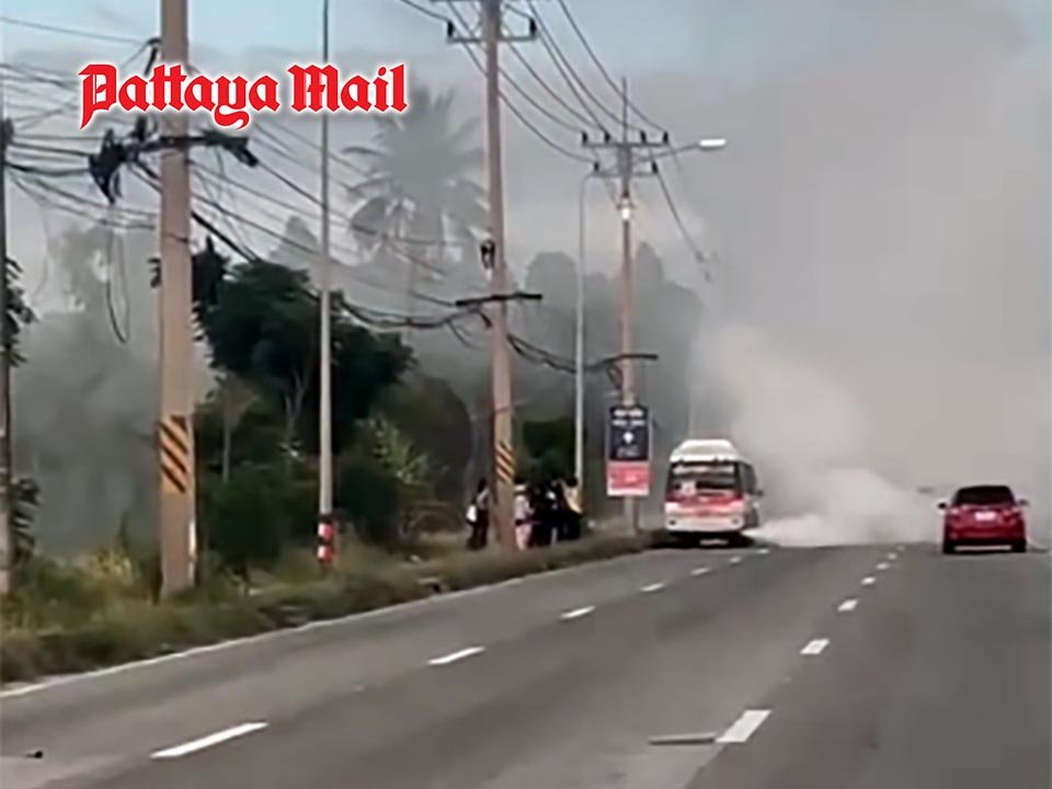 Panik bei Pattaya: Passagiere fliehen aus brennendem Minibus