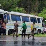 Schwerer Busunfall auf Highway 304: Dutzende Verletzte bei Regenchaos Schwerer Busunfall auf Highway 304: Dutzende Verletzte bei Regenchaos