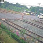 Thailand: Schulbus blockiert Schienen - Video Thailand: Schulbus blockiert Schienen - Video