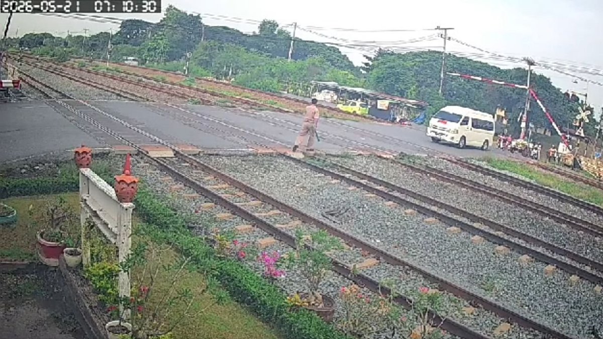 Thailand: Schulbus blockiert Schienen - Video