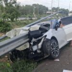 Tödlicher Horror-Crash: Leitplanke durchbohrt Auto auf Bypass bei Cha-am Tödlicher Horror-Crash: Leitplanke durchbohrt Auto auf Bypass bei Cha-am