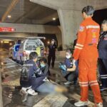 Zwei Menschen sterben bei Unfall mit Polizeipickup in Nonthaburi Zwei Menschen sterben bei Unfall mit Polizeipickup in Nonthaburi