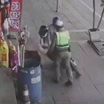 Bangkok: Polizei prügelt Motorradfahrer vom Bürgersteig (Video)