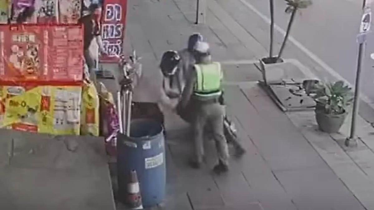 Bangkok: Polizei prügelt Motorradfahrer vom Bürgersteig (Video)