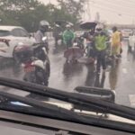 Blitz schlägt in Fahrer ein: Lieferant auf Bangkoks Ringstraße verletzt Blitz schlägt in Fahrer ein: Lieferant auf Bangkoks Ringstraße verletzt