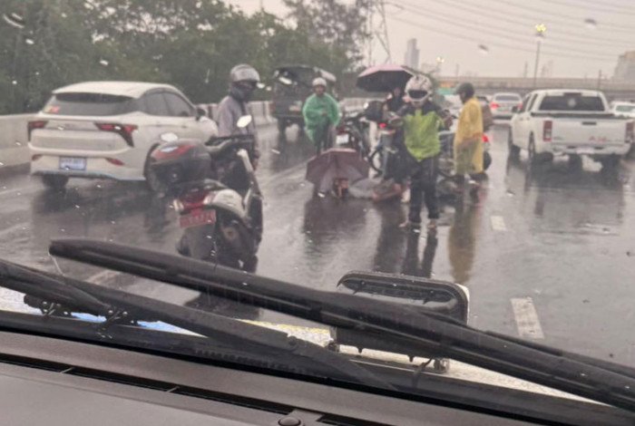 Blitz schlägt in Fahrer ein: Lieferant auf Bangkoks Ringstraße verletzt