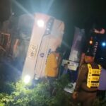 Busunglück in Phichit: Betrunkener Busfahrer schläft am Steuer ein Busunglück in Phichit: Betrunkener Busfahrer schläft am Steuer ein
