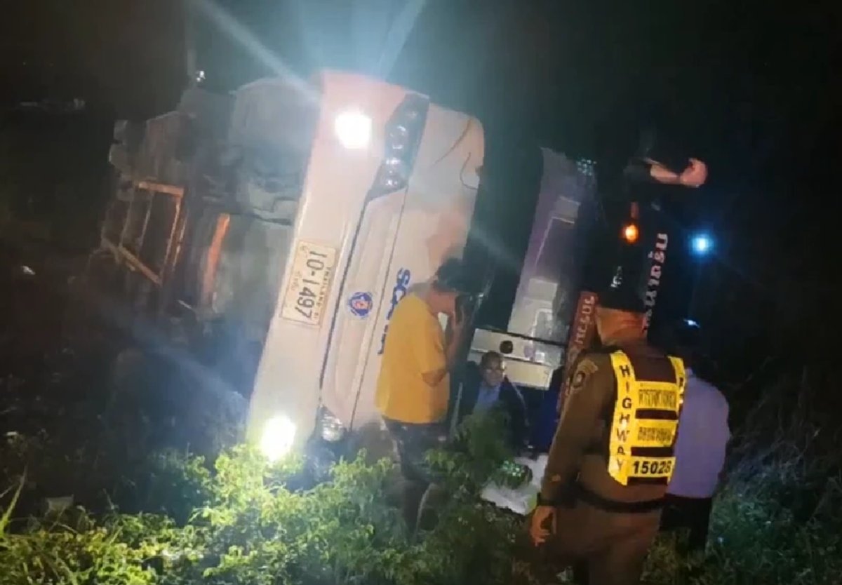 Busunglück in Phichit: Betrunkener Busfahrer schläft am Steuer ein