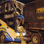 Doppeldeckerbus rast in LKW – 15 Verletzte Doppeldeckerbus rast in LKW – 15 Verletzte
