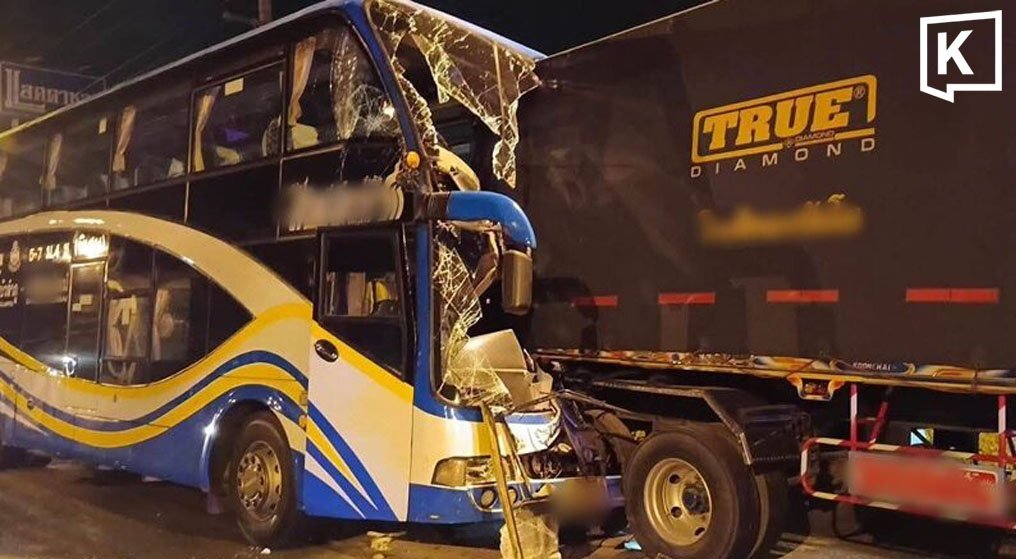 Doppeldeckerbus rast in LKW – 15 Verletzte