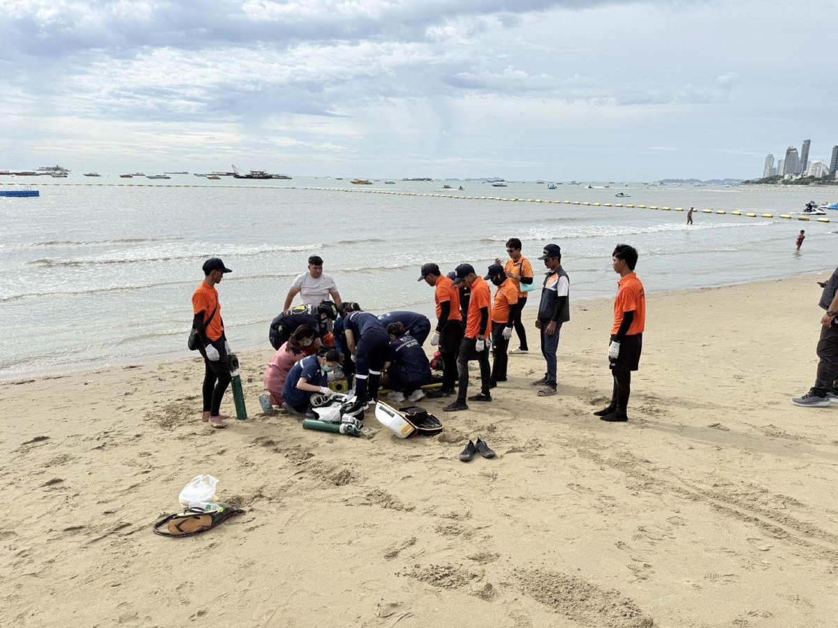 Drama am Pattaya Beach: Lebensretter ziehen bewusstlosen Mann aus Meer