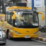 Schlimmer Unfall in Phuket: Kranausleger reißt Dach von Touristenbus Schlimmer Unfall in Phuket: Kranausleger reißt Dach von Touristenbus