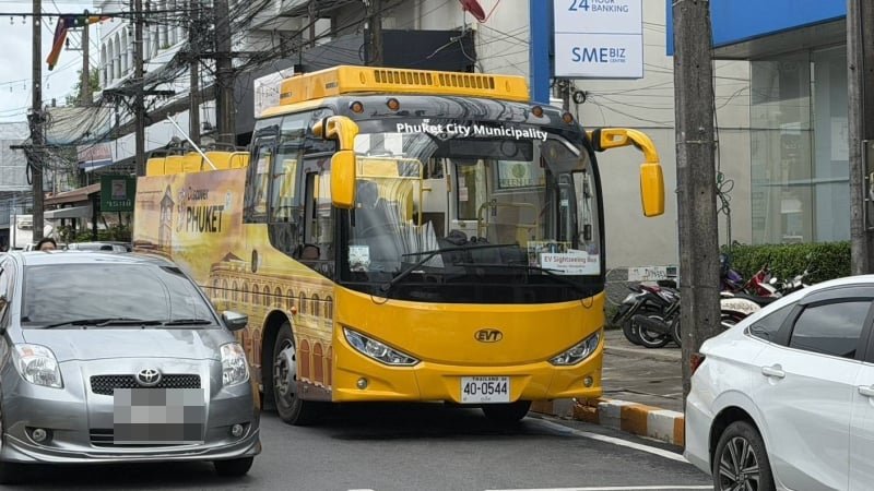Schlimmer Unfall in Phuket: Kranausleger reißt Dach von Touristenbus