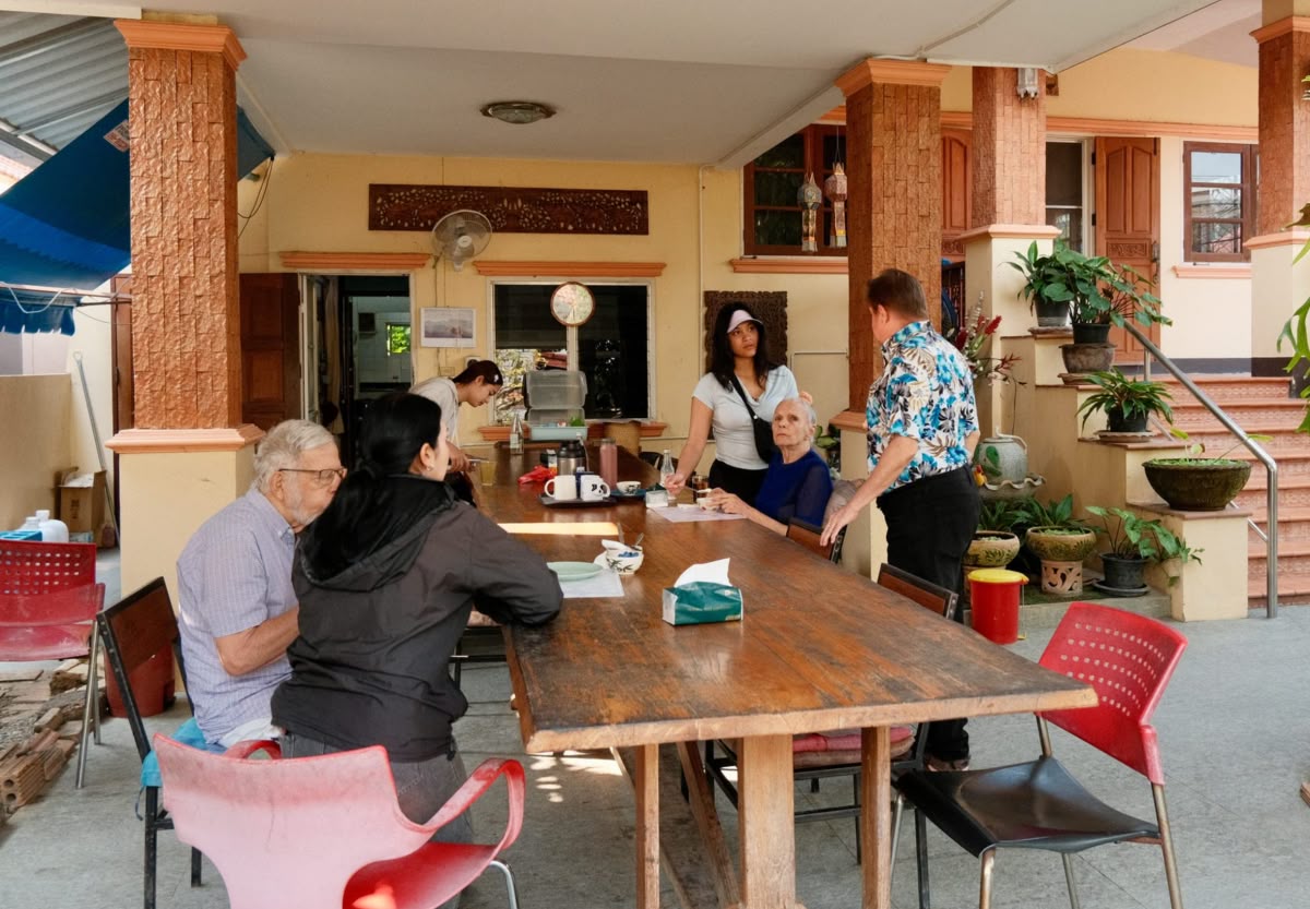 Schweizer gründet Alzheimer-WG in Thailand – seit 23 Jahren