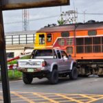 Ausländer riskiert Zugunglück mit Pickup (Video) Ausländer riskiert Zugunglück mit Pickup (Video)