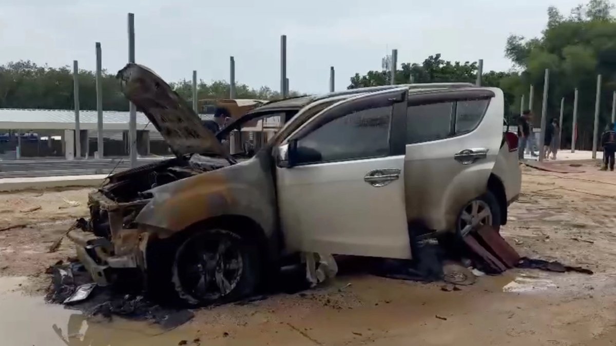 Drama in Rayong: Frau tödlich verletzt, Auto ausgebrannt – Täter flüchtig