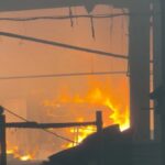 Großer Brand in Fabrik: Explosionen und Rauchwolken Großer Brand in Fabrik: Explosionen und Rauchwolken