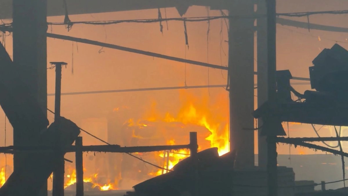 Großer Brand in Fabrik: Explosionen und Rauchwolken