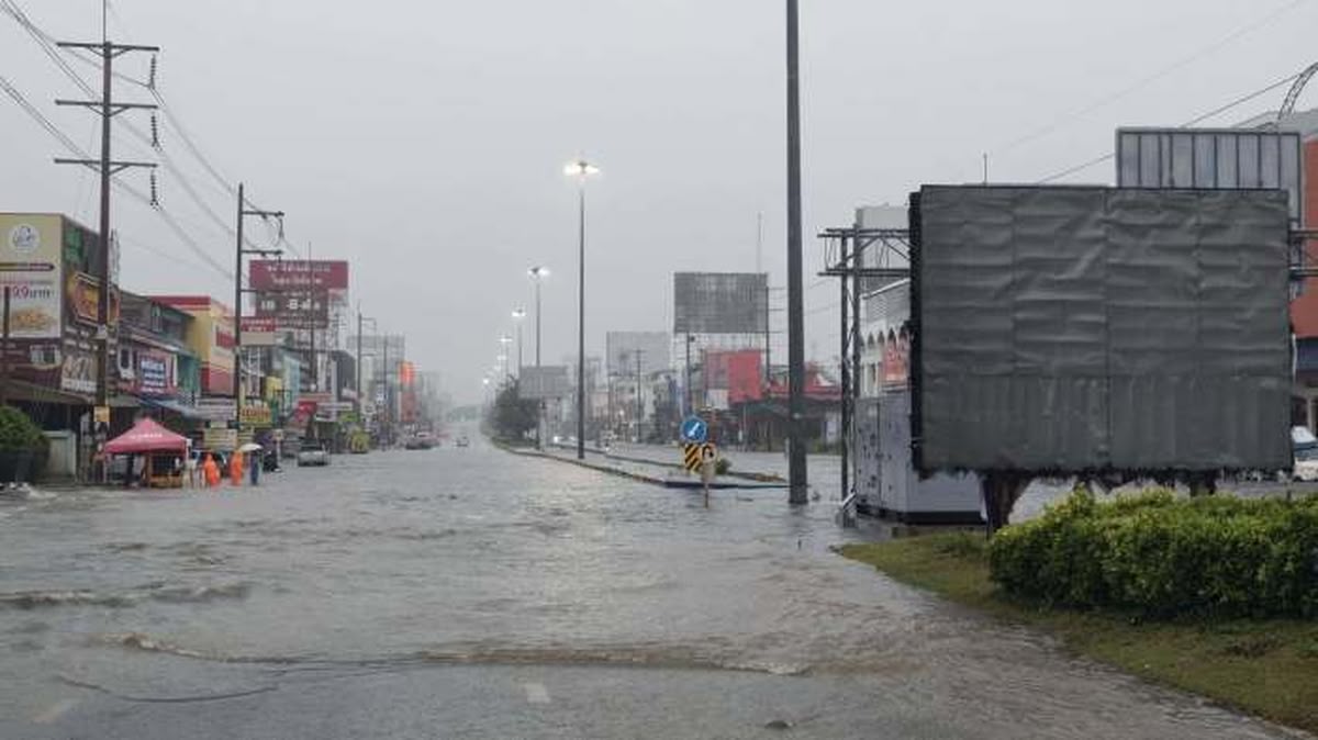 Pattaya: Starkregen flutet Straßen – Third Road vollständig gesperrt