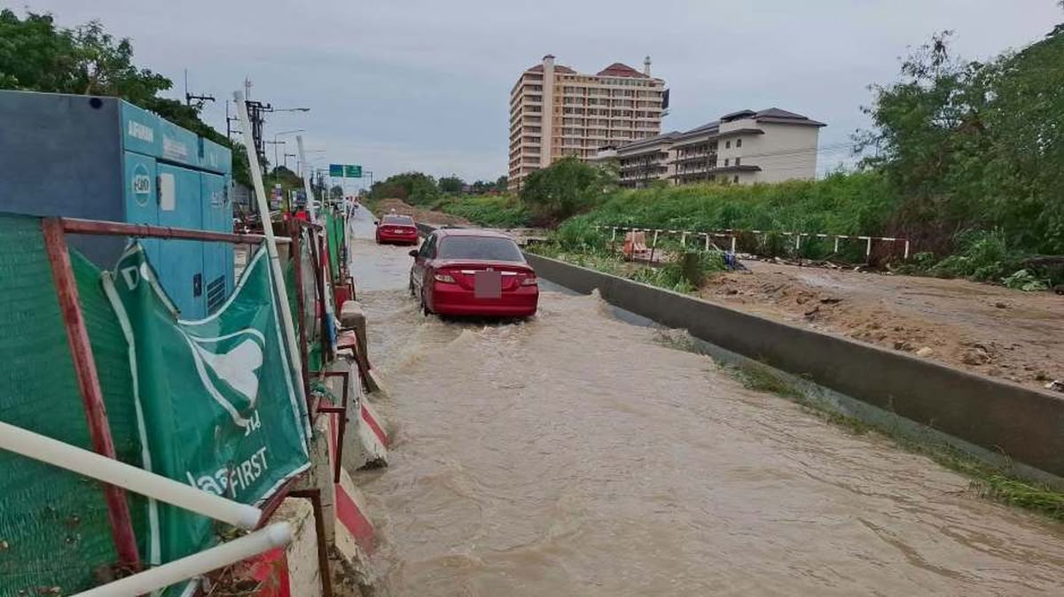 Pattaya: Starkregen flutet Straßen – Third Road vollständig gesperrt
