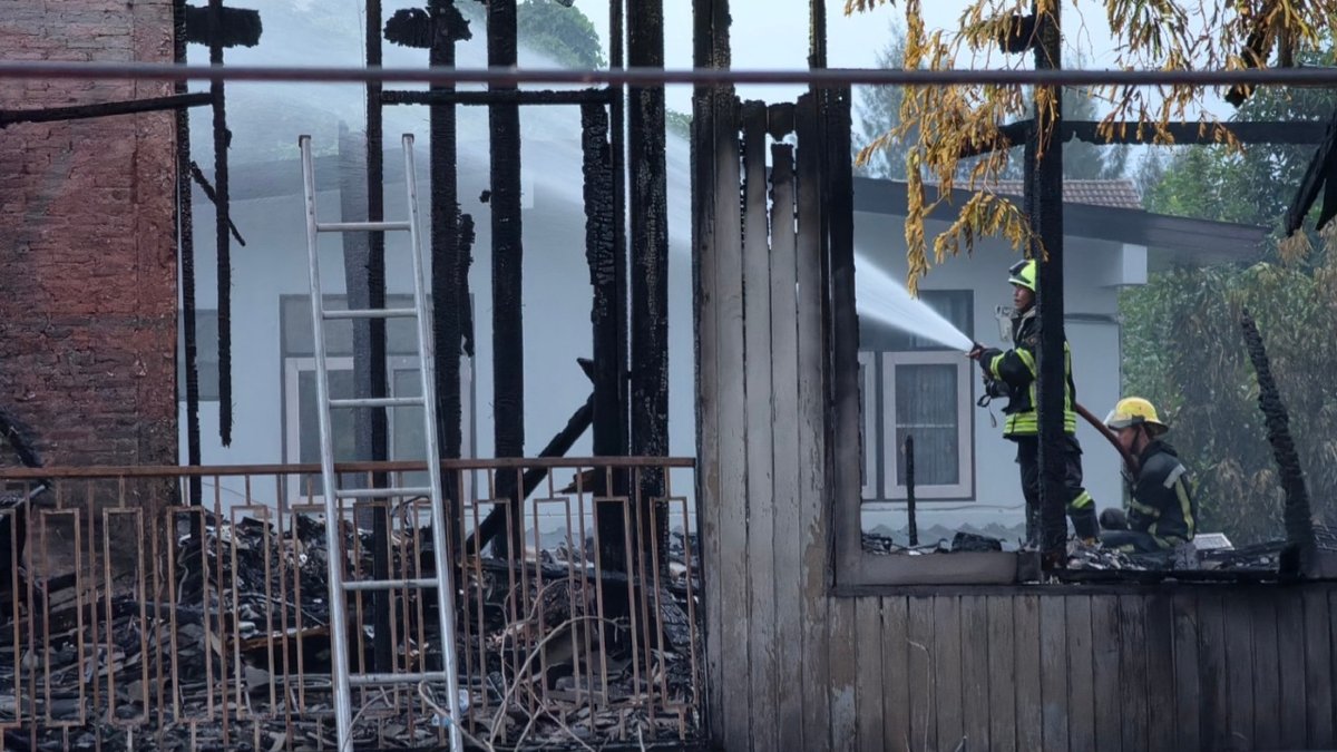 Tragischer Hausbrand: Zwei Menschen sterben in Flammenhölle