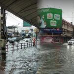 Überschwemmungen in Chon Buri und Bangkok - Straßen unter Wasser Überschwemmungen in Chon Buri und Bangkok - Straßen unter Wasser