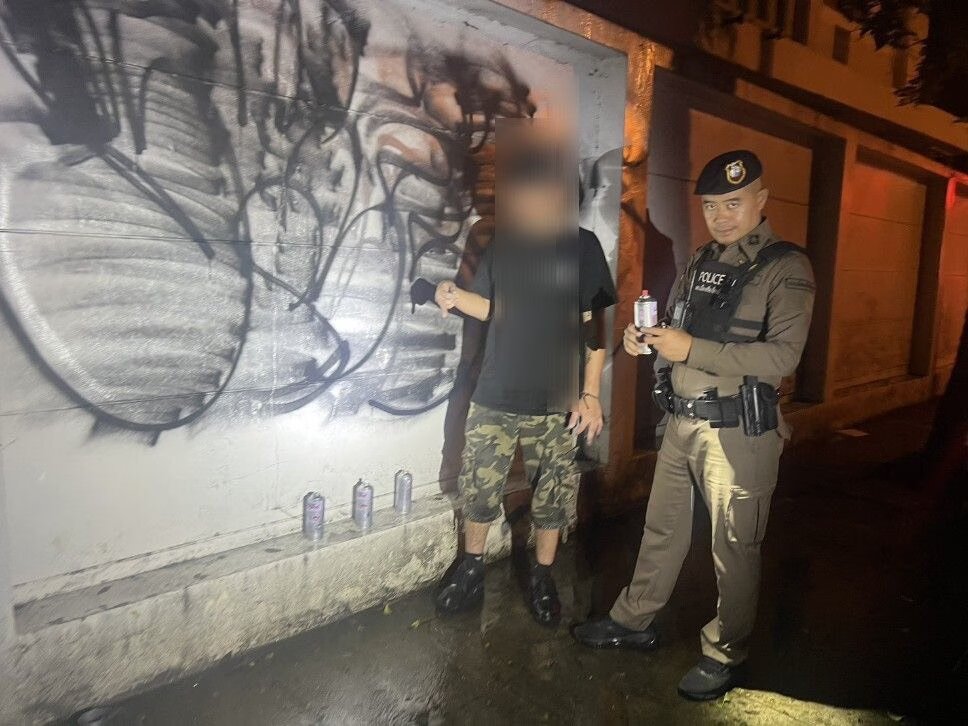 Touristen sprühen Graffiti auf Schule - Erwischt!