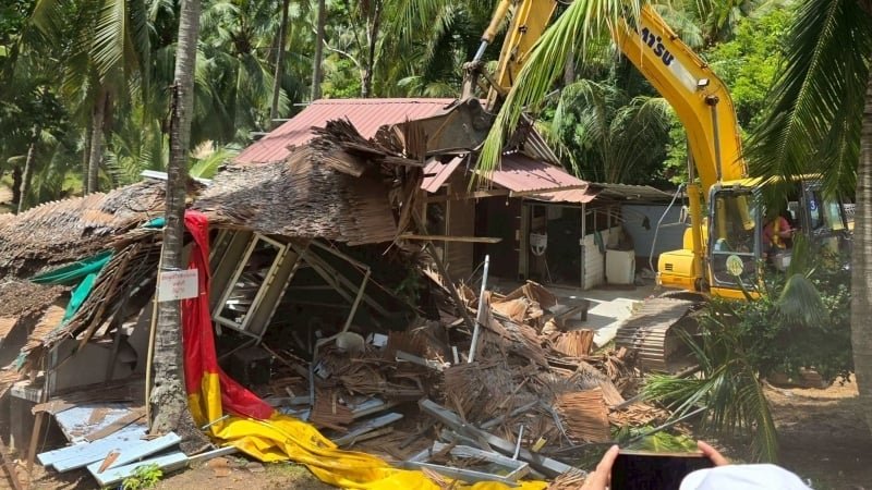 Illegale Strandbauten auf Phuket: 200 Beamte räumen Nui Beach