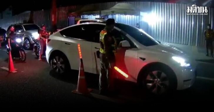 Betrunkener Fahrer flieht vor Kontrolle und rammt Lieferfahrer
