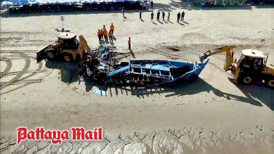 Pattaya räumt Schiffswrack vor Feiertagen vom Strand