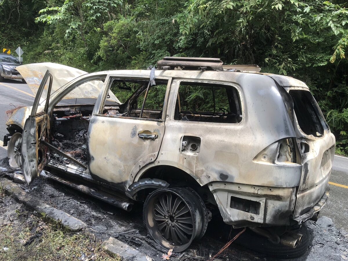 Pajero auf Highway 1095 abgebrannt