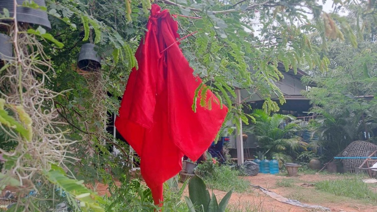 Rote Kleider gegen Geister in Thailand