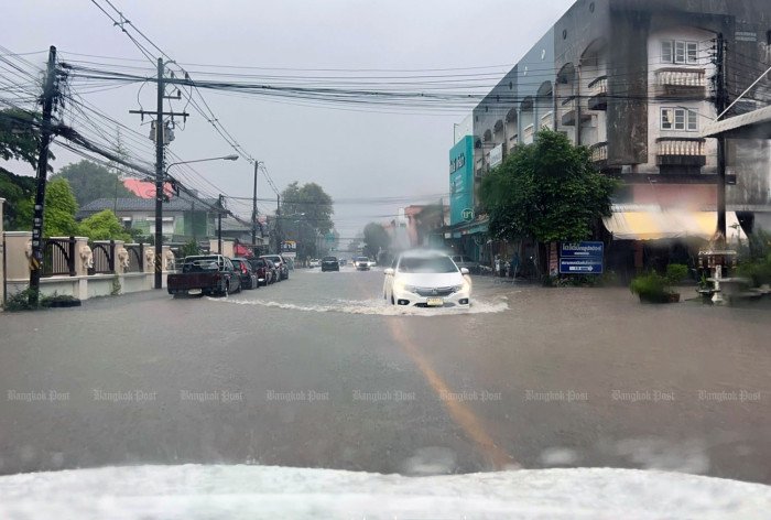 Starkregen überflutet Nakhon Phanom – Südthailand warnt vor Hochwasser
