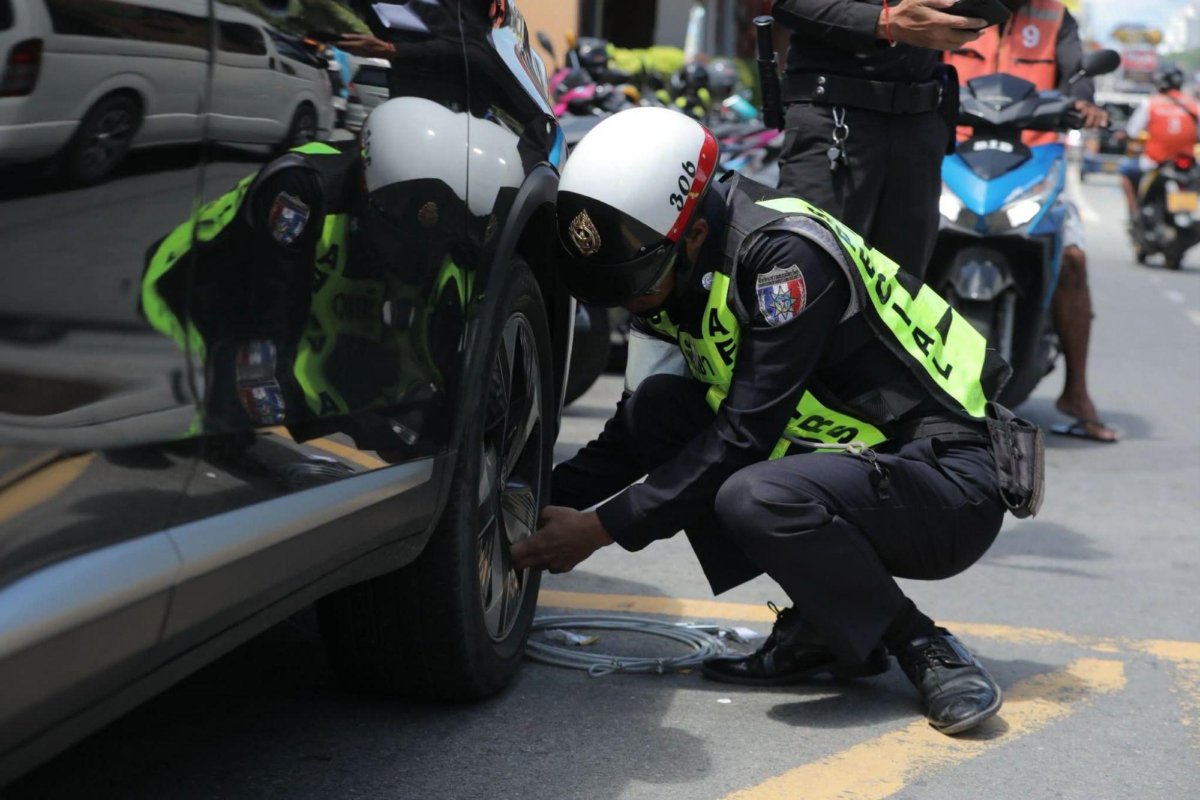 Pattaya ahndet 83 Parkverstöße an der Beach Road