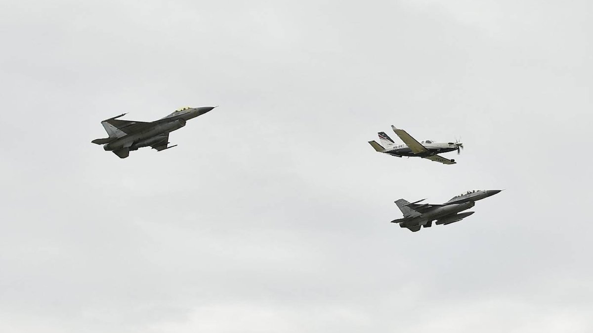 Thailands Premier landet unter Begleitschutz von drei F-16