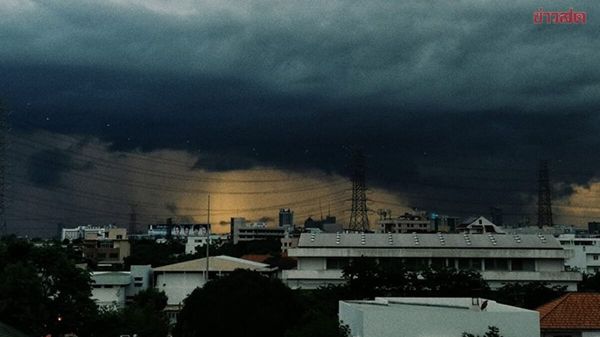 Thailand: Monsunrinne bringt heftigen Regen und hohe Wellen