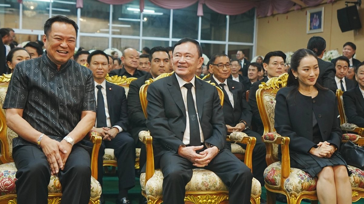 Anutin verbeugt sich bei Treffen vor Thaksin