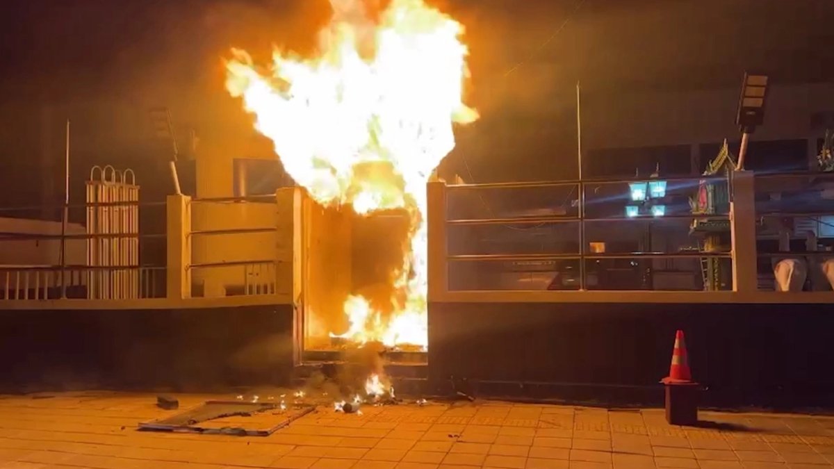 Irre Tat aus Trotz - Geldautomat abgefackelt
