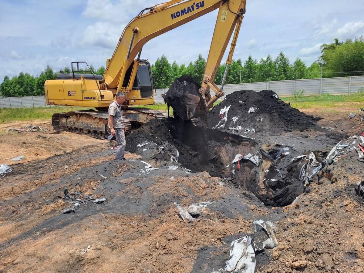 Giftmüll-Verdacht! Fabrik vergräbt heimlich Abfall