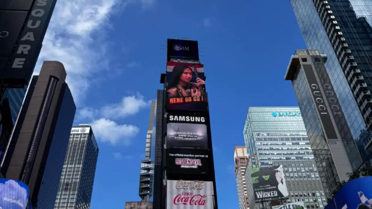 Nene Royal auf LED-Wand am Times Square
