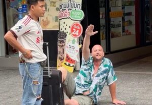 Deutscher Tourist lobt Hitler - Thai Polizei setzt Taser ein