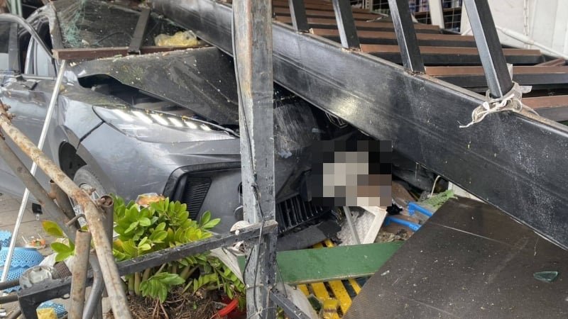 Auto durchbricht Schaufenster! Ein Todesopfer