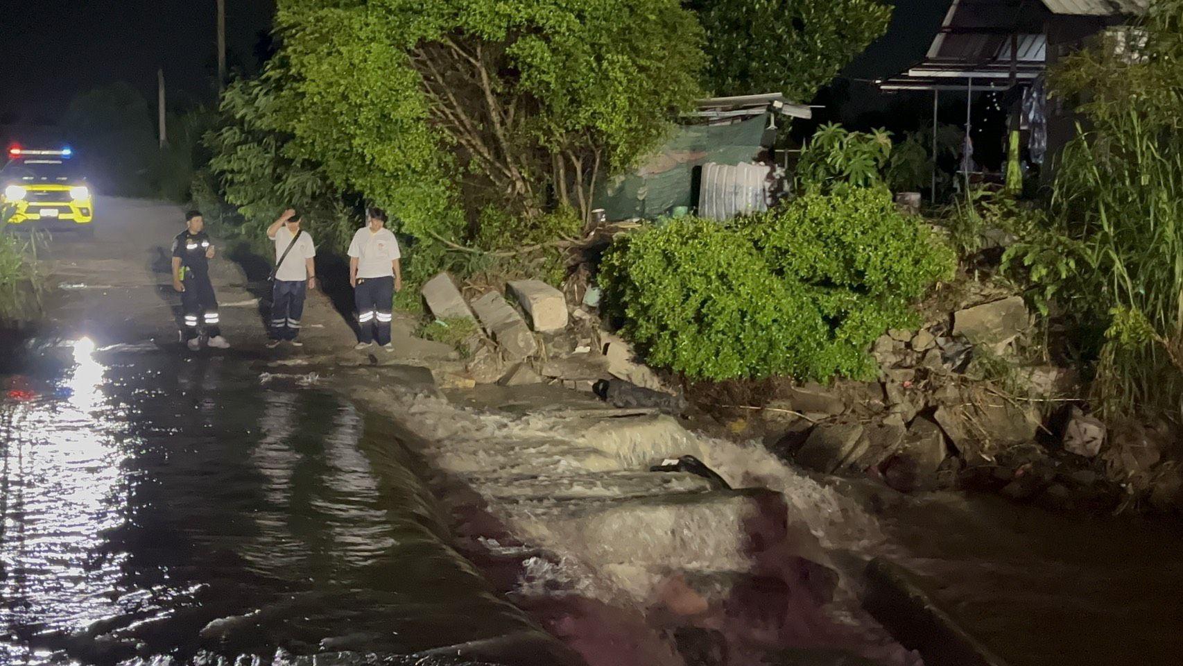 Rettungskräfte von Sawang Boriboon an der überfluteten Straße bei Pattaya