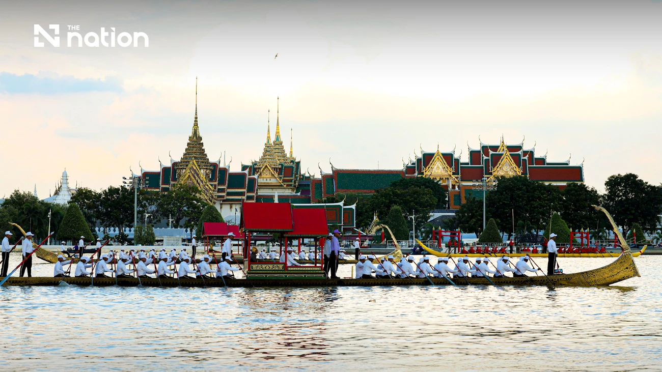 Königliche Barke mit weiß gekleideten Ruderern auf dem Chao Phraya vor dem Grand Palace