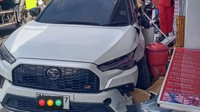 Weißer Toyota Corolla Cross auf dem Gehweg in Karon auf Phuket