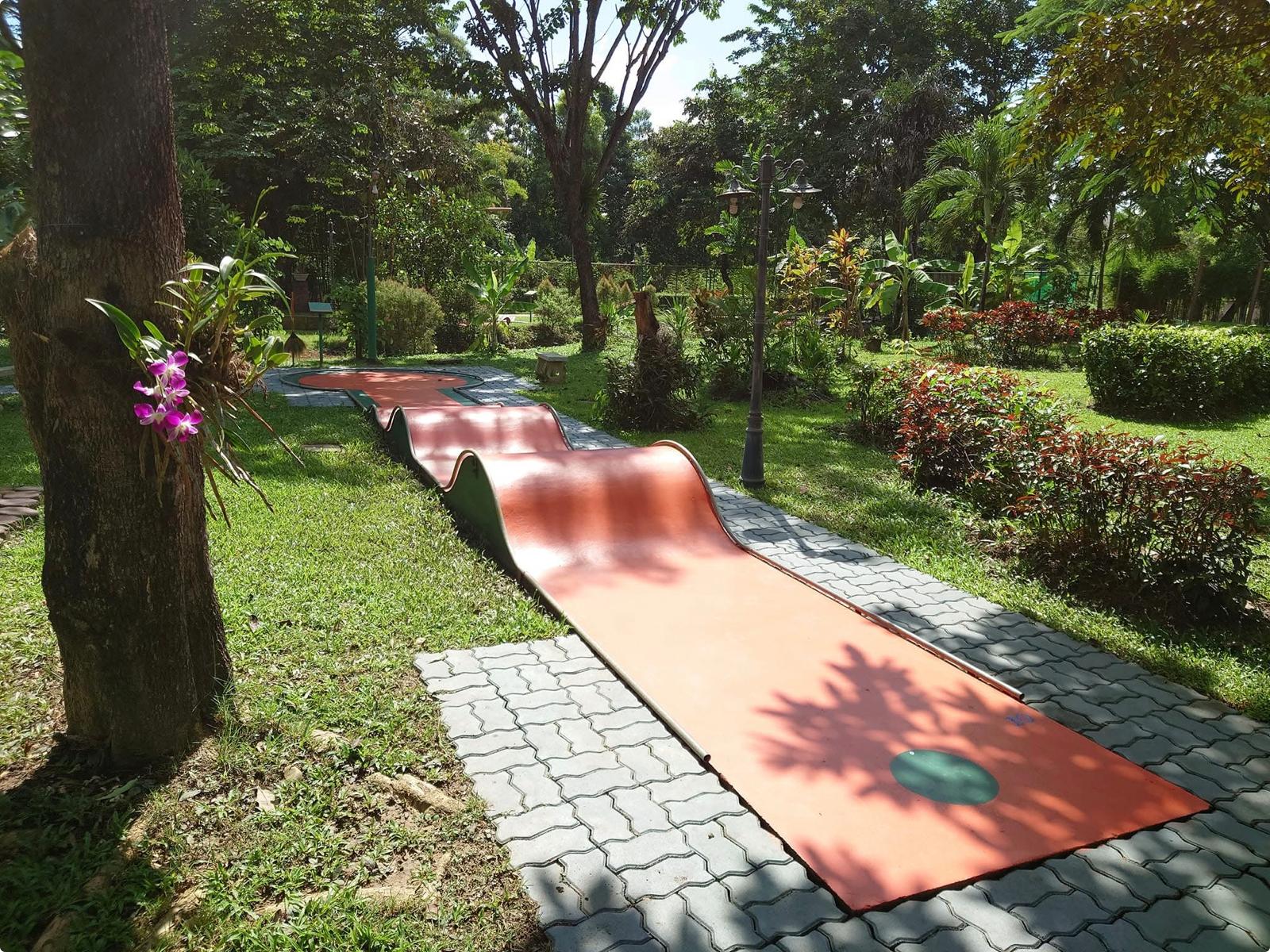 Bahn 10 der Minigolf-Anlage in Chiang Mai mit Wellenbahn im Park